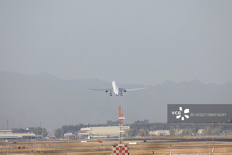 波音777起飞图片素材