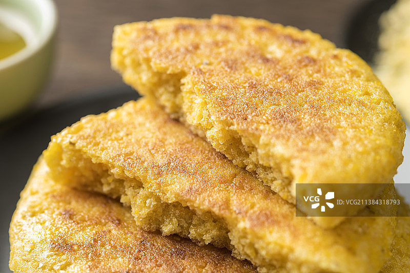 一盘玉米饼特写木桌面背景图片素材