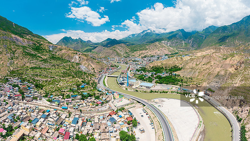 甘肃甘南州舟曲县白龙江城市风光航拍图片素材