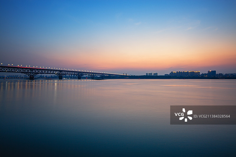 华灯初上之时的江面和南京长江大桥+南京图片素材