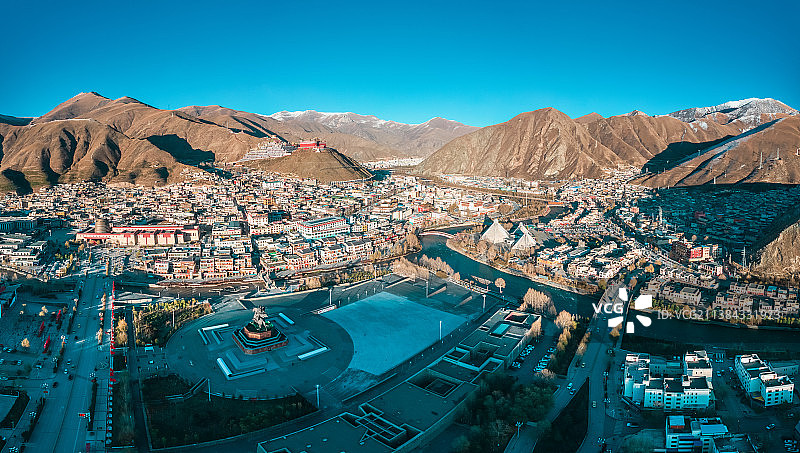 青海玉树市城市风光航拍图片素材