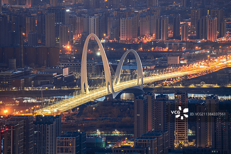 北京门头沟新首钢大桥晚上夜景照明灯图片素材