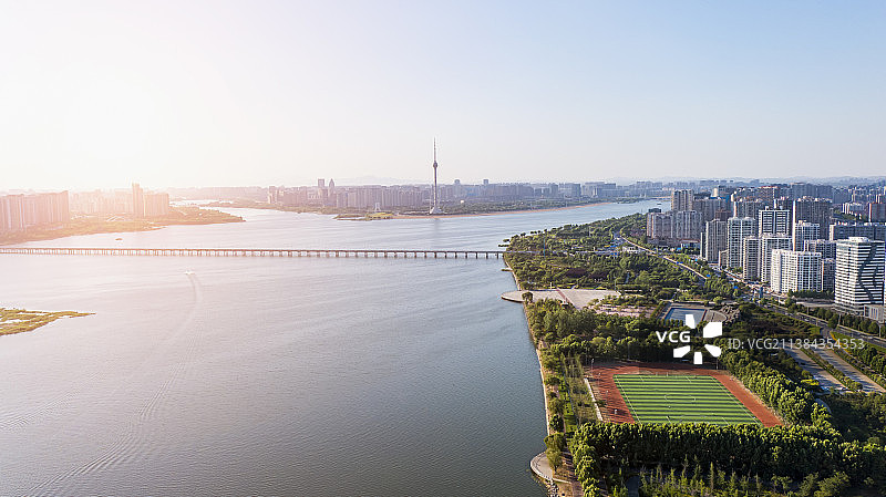 航拍山东省临沂市地标风景——沂河三河口夏季风景图片素材