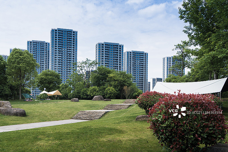 上虞曹娥江边草坪与现代高层建筑图片素材