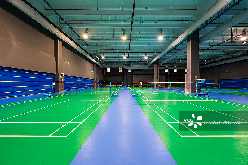 空旷的室内羽毛球场馆图片素材
