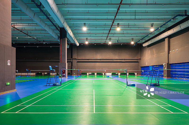 空旷的室内羽毛球场馆图片素材