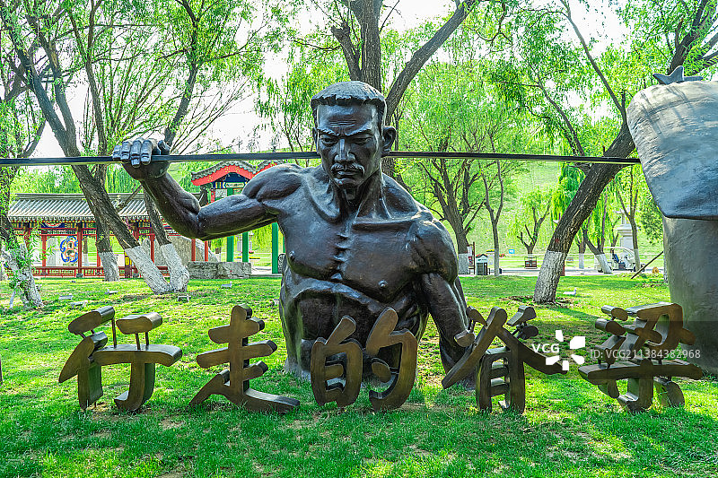 中国非都市风光拍摄主题，山东省泰安市岱岳区泰山西湖风景区，砥砺前行的挑山工人物形象，行走的脊梁文字图片素材