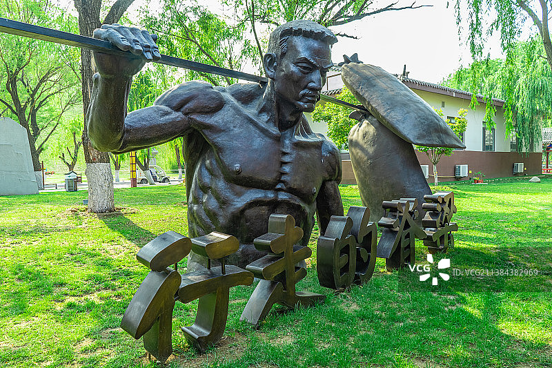 中国非都市风光拍摄主题，山东省泰安市岱岳区泰山西湖风景区，砥砺前行的挑山工人物形象，行走的脊梁文字图片素材