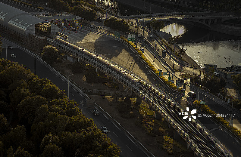 夕阳下的北京城铁图片素材