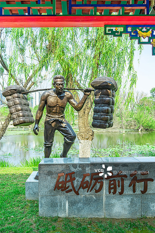 中国非都市风光拍摄主题，山东省泰安市岱岳区泰山西湖风景区，砥砺前行的挑山工人物形象，户外白昼无人图像图片素材