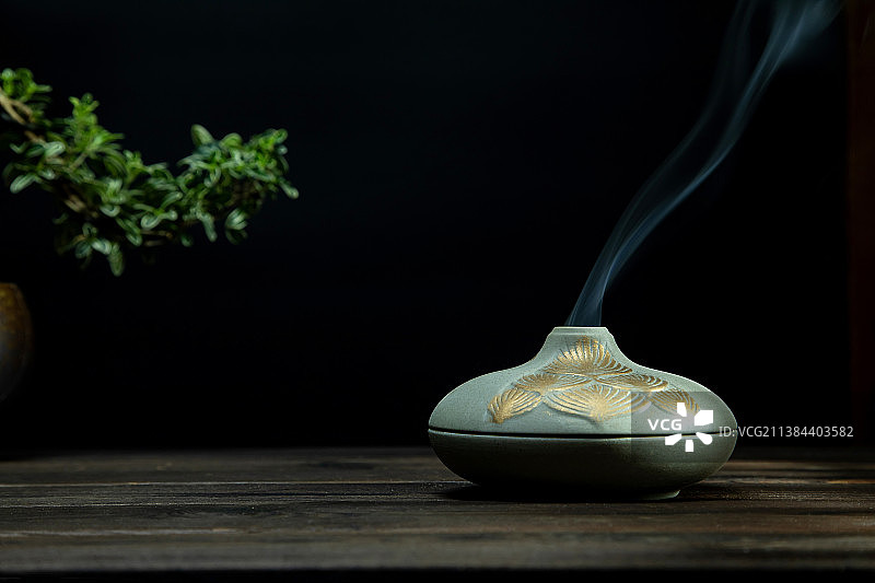 冒烟的香炉图片素材