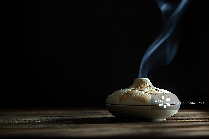 冒烟的香炉图片素材
