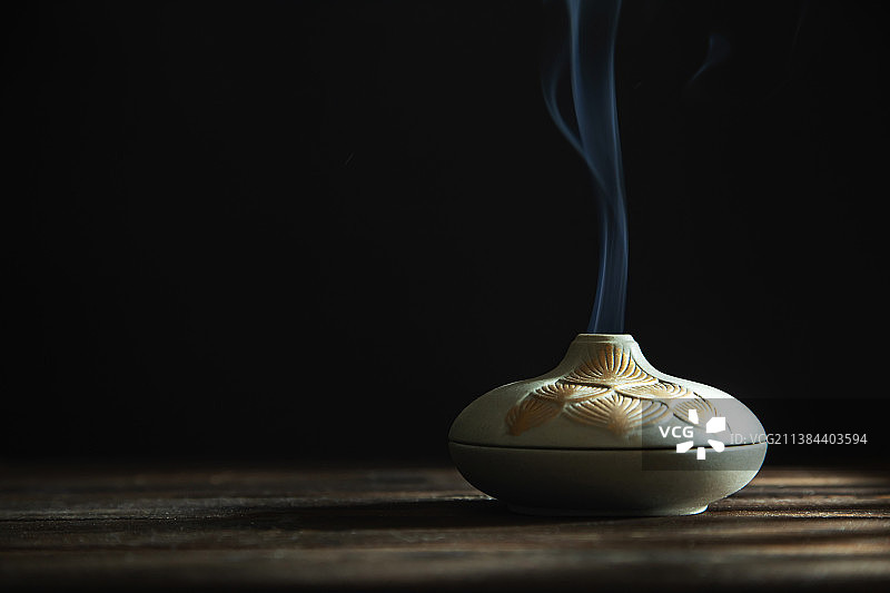 冒烟的香炉图片素材