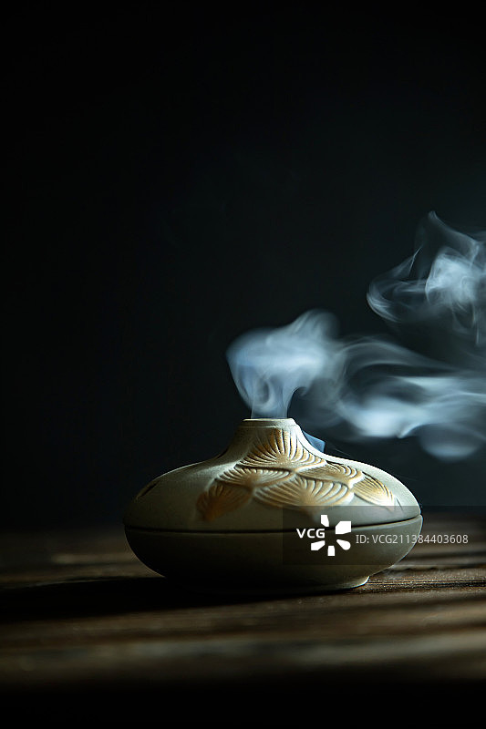 冒烟的香炉图片素材