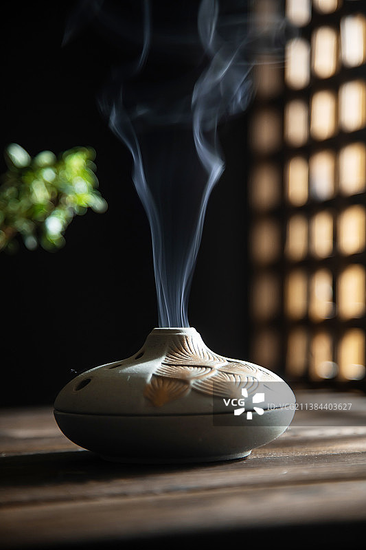 窗边冒烟的香炉图片素材
