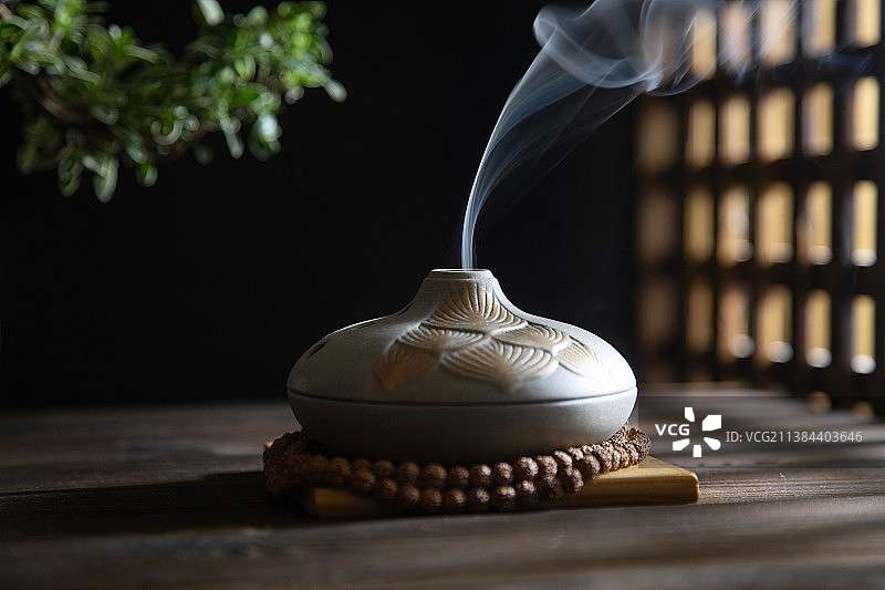 窗边冒烟的香炉和念珠图片素材