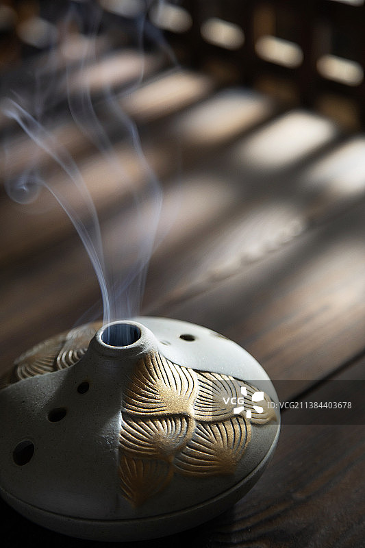 冒烟的香炉和念珠图片素材