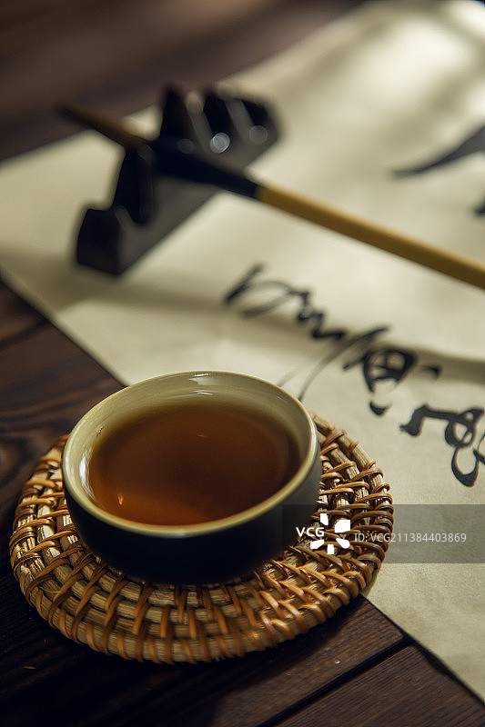 桌子上的红茶与毛笔图片素材
