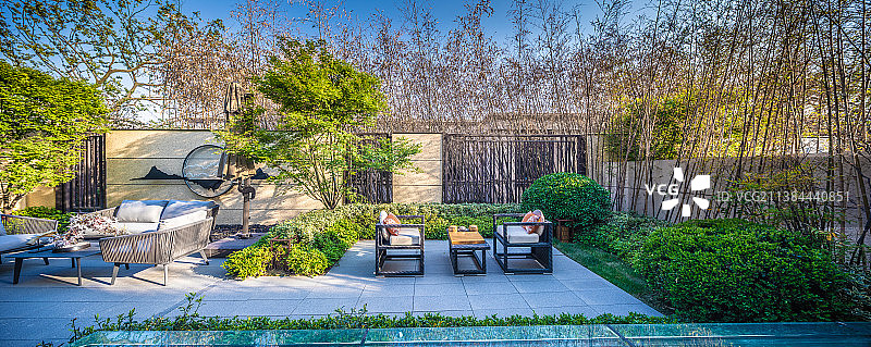 别墅庭院休闲桌椅图片素材