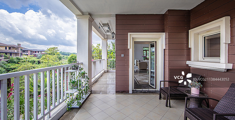 别墅露台休闲桌椅图片素材