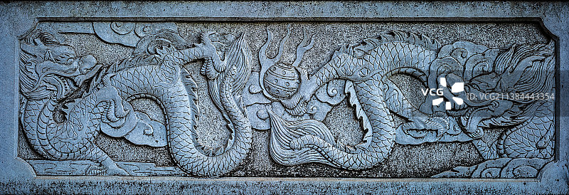 石壁上的雕刻龙图片素材