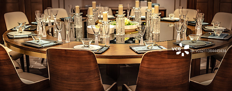 餐桌上的餐具特写图片素材