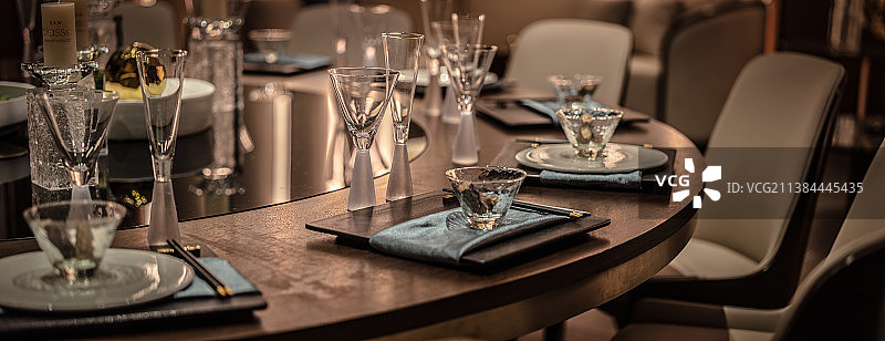 餐桌上的餐具特写图片素材