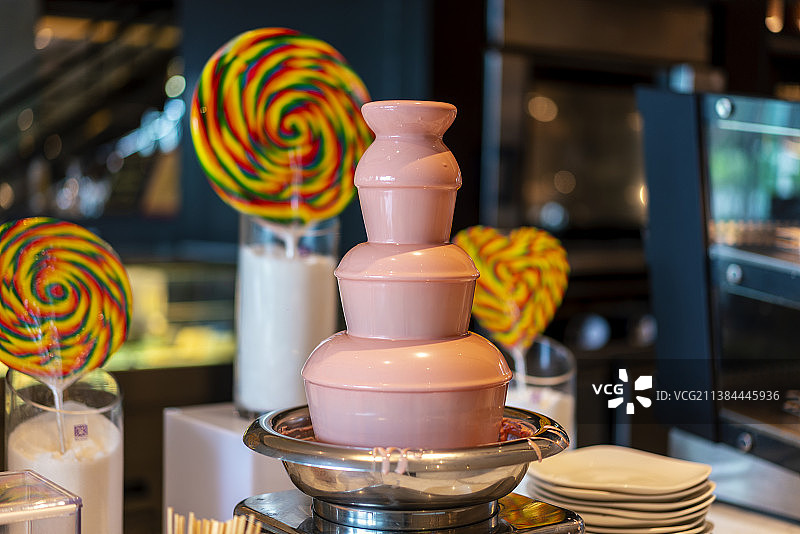 自助餐厅里的巧克力喷泉特写图片素材