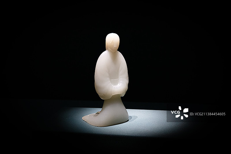 上海震旦博物馆馆藏汉代玉人，跪坐姿态的妇人，晶莹通透的单色和田白玉制成图片素材