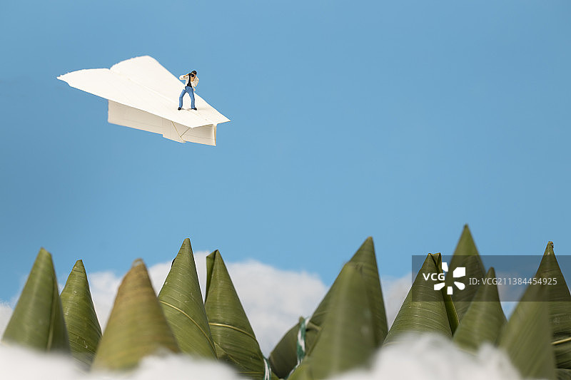 纸飞机上拍照的人图片素材