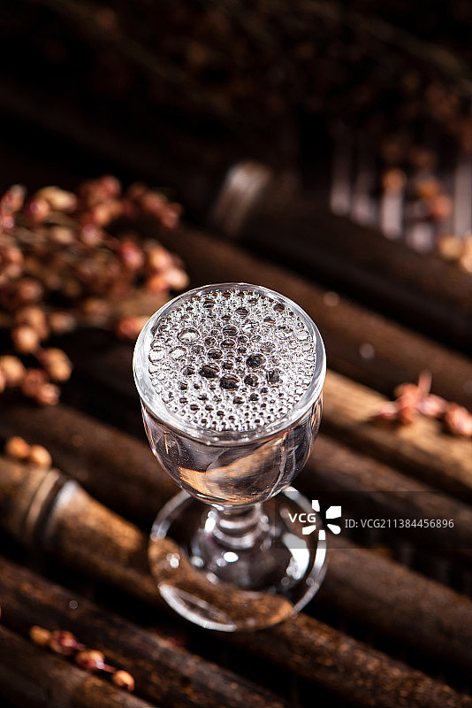 杯子里的白酒酒花图片素材