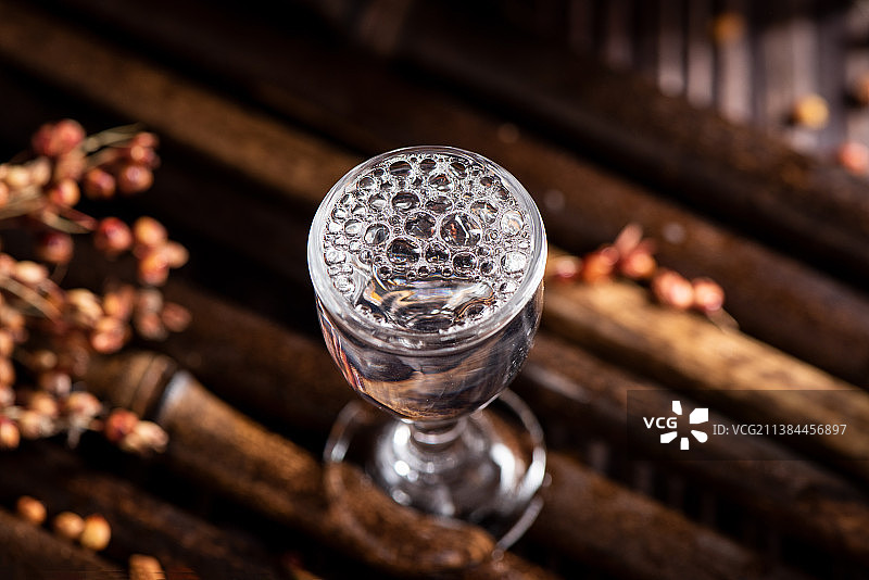 杯子里的白酒酒花图片素材