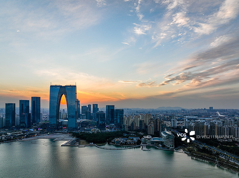 苏州金鸡湖东方之门黄昏日落图片素材