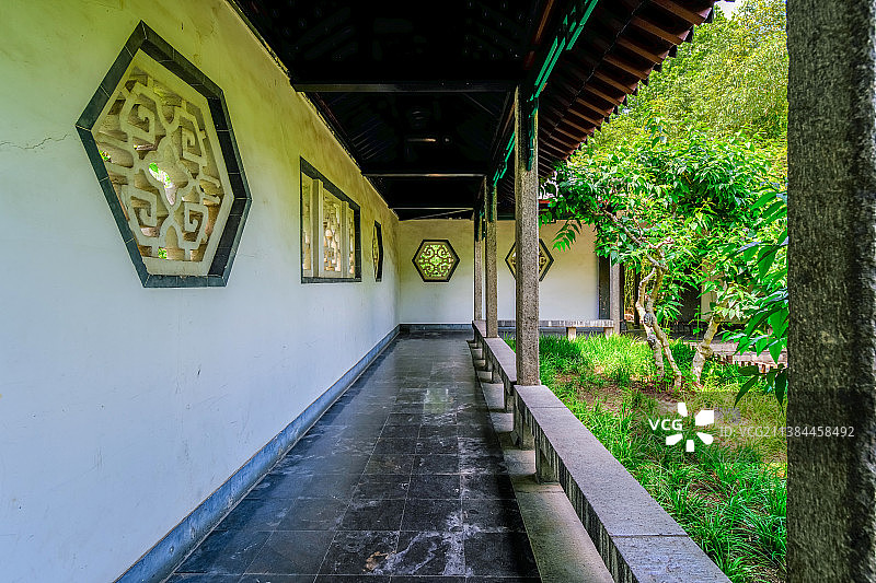 中国山东济南趵突泉公园沧园中式庭院走廊，120中画幅相机拍摄图片素材