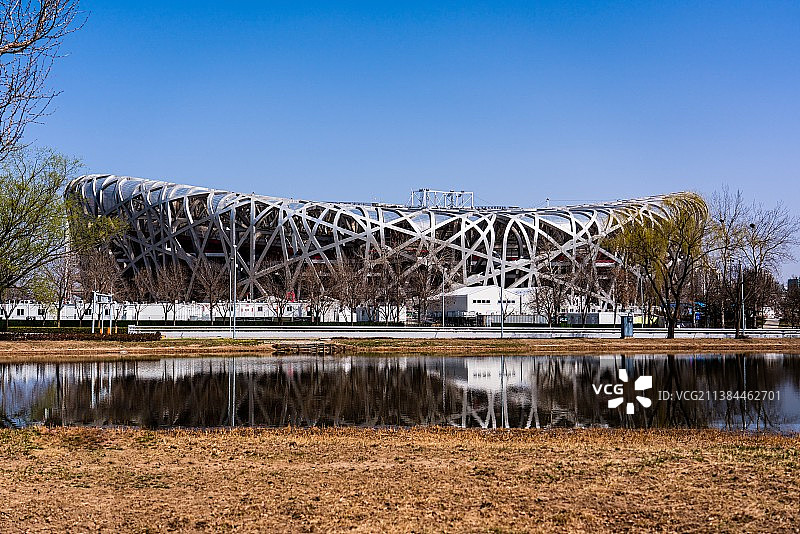 蓝天下的国家体育馆鸟巢低角度 奥林匹克公园图片素材