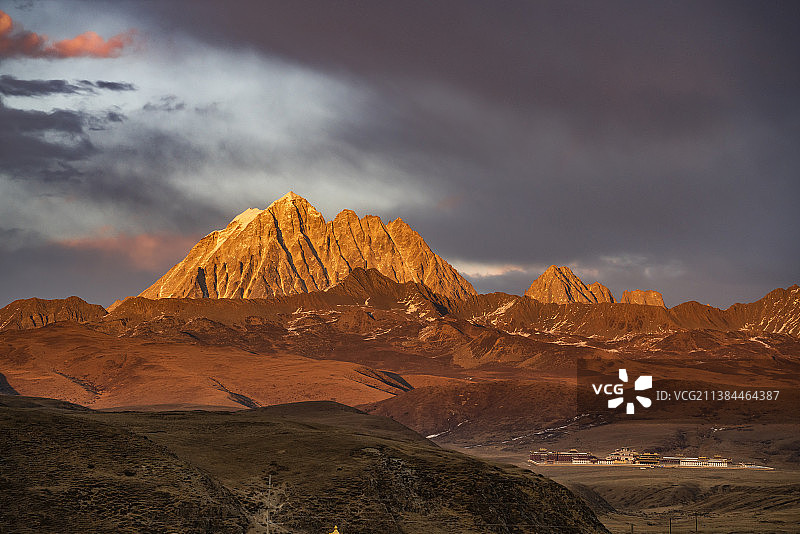 雅拉雪山日照金山图片素材