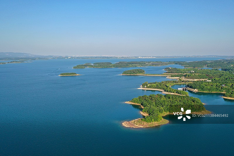 晴朗天气里的滨水风光图片素材