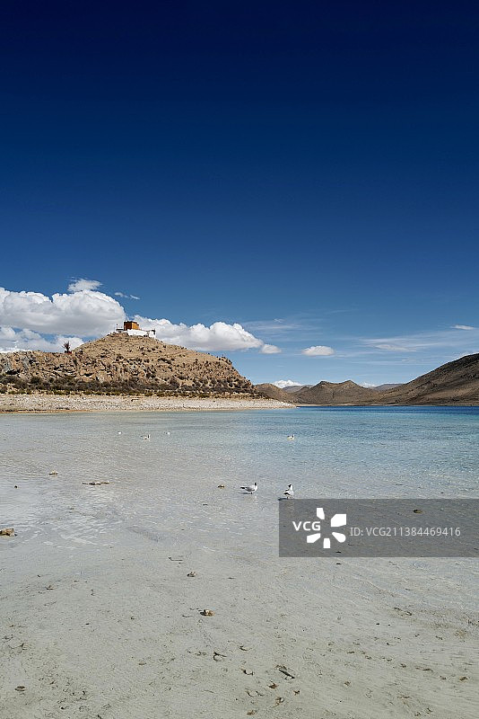 西藏羊卓雍措最孤独的寺庙日托寺图片素材
