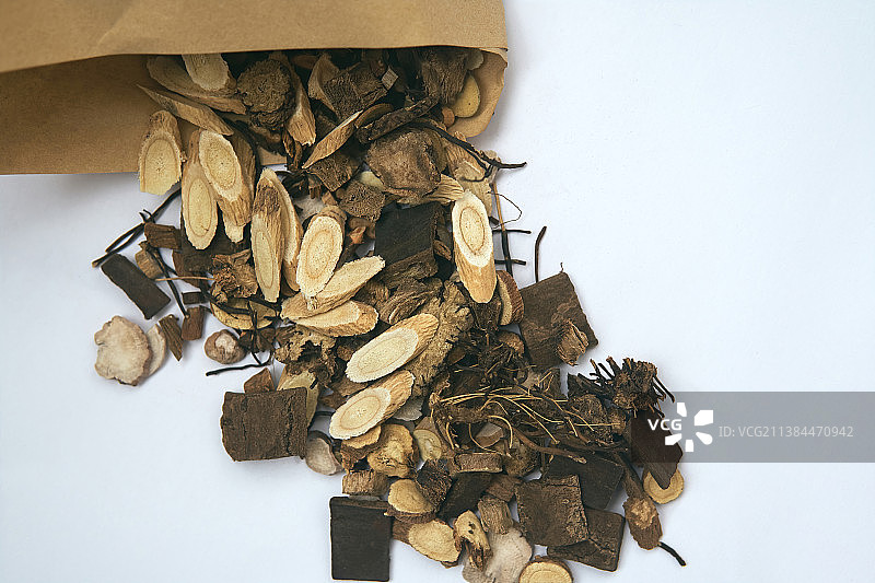 白色背景上的一袋中药材图片素材