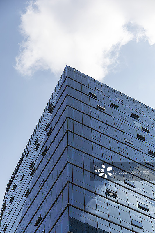 蓝天下的现代建筑办公楼玻璃外立面图片素材