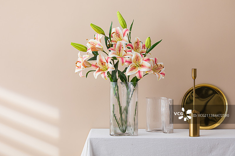 桌子上的花瓶仿真花摆件装饰品图片素材