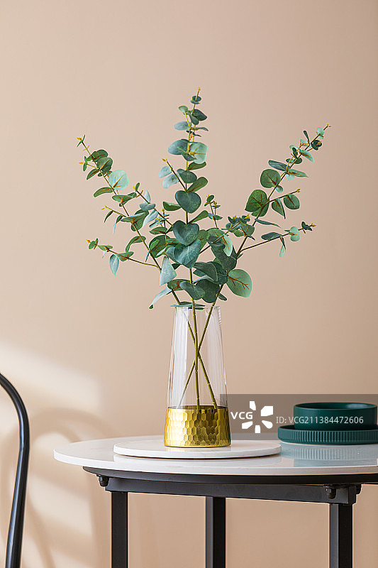 桌子上的花瓶仿真花摆件装饰品图片素材