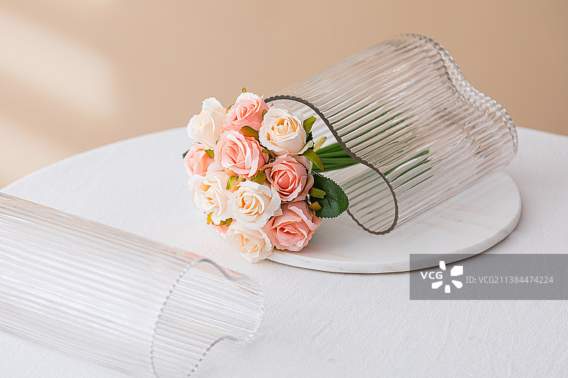 桌子上的花瓶仿真花摆件装饰品图片素材