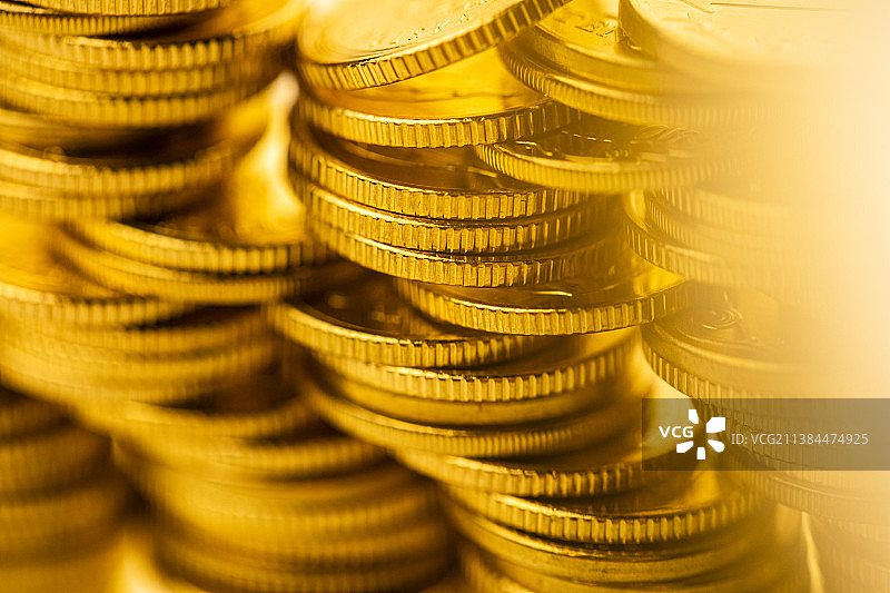错落堆叠的金币特写图片素材