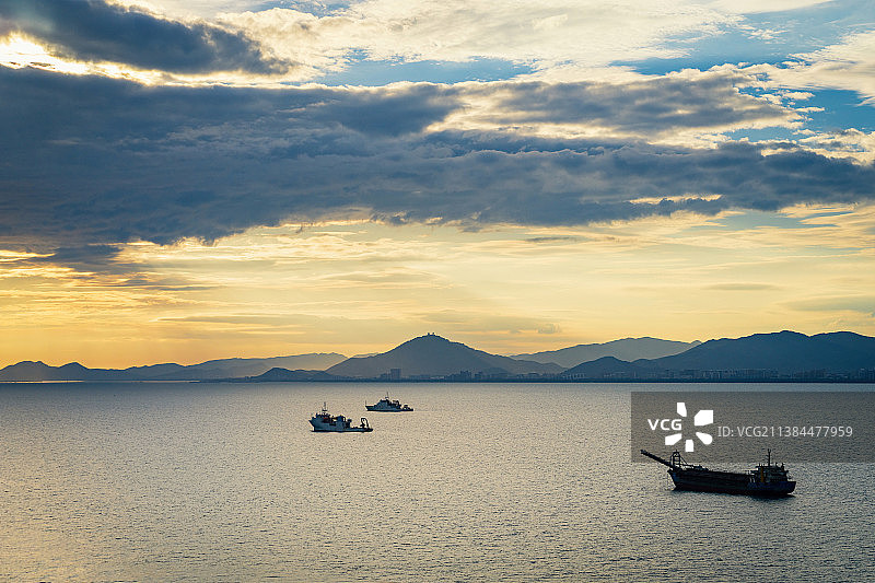 海南岛三亚市天涯区三亚湾渔船正在打捞作业图片素材