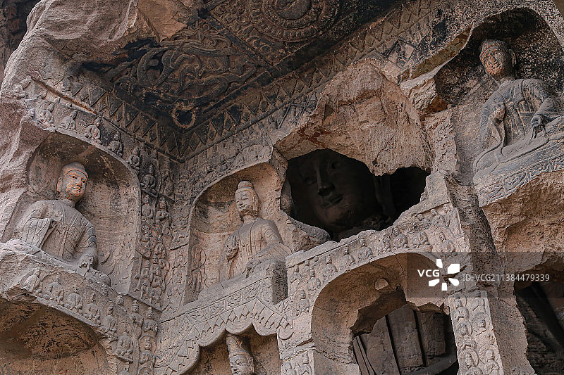 山西大同云冈石窟第十六窟外壁东侧近景特写，昙曜五窟之一，三座佛龛主像已被盗，内为释迦牟尼像图片素材