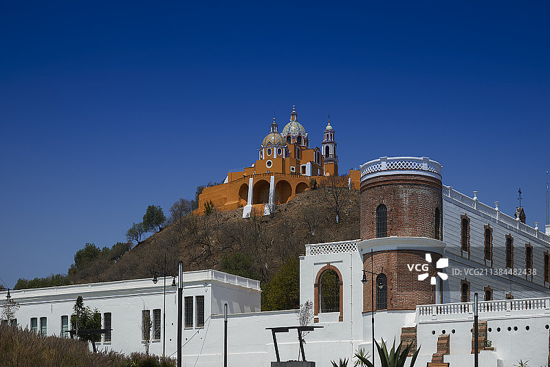 墨西哥历史名城普埃布拉，建在乔鲁拉大金字塔遗址上的教堂图片素材