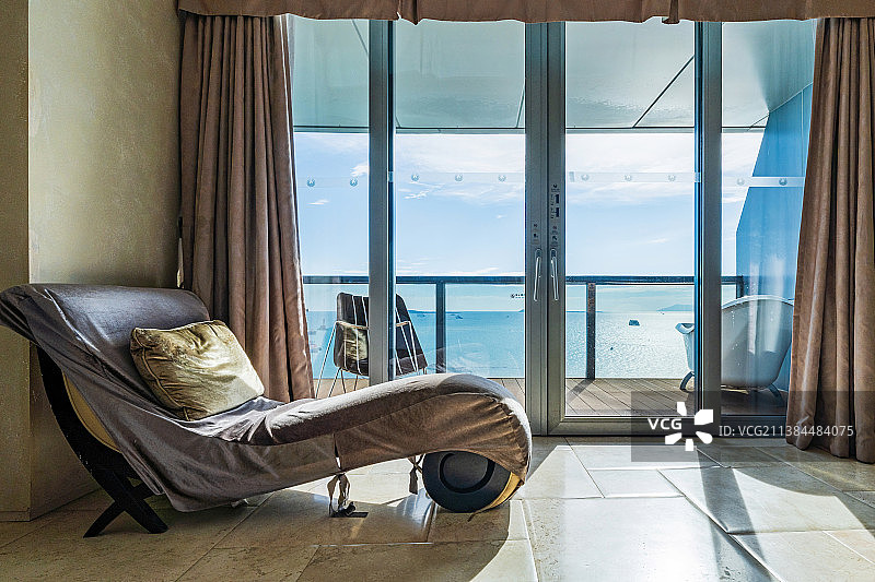 海南岛三亚市天涯区三亚湾地标建筑凤凰岛酒店懒人沙发床图片素材