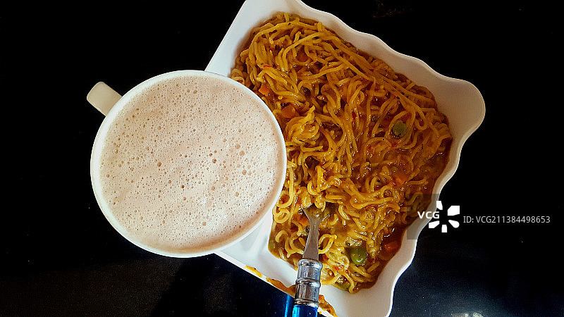 桌上食物和饮料的俯视角度照片图片素材