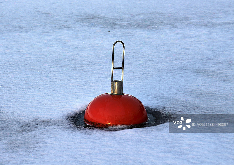 芬兰维拉特海面上的红色浮标俯视图片素材